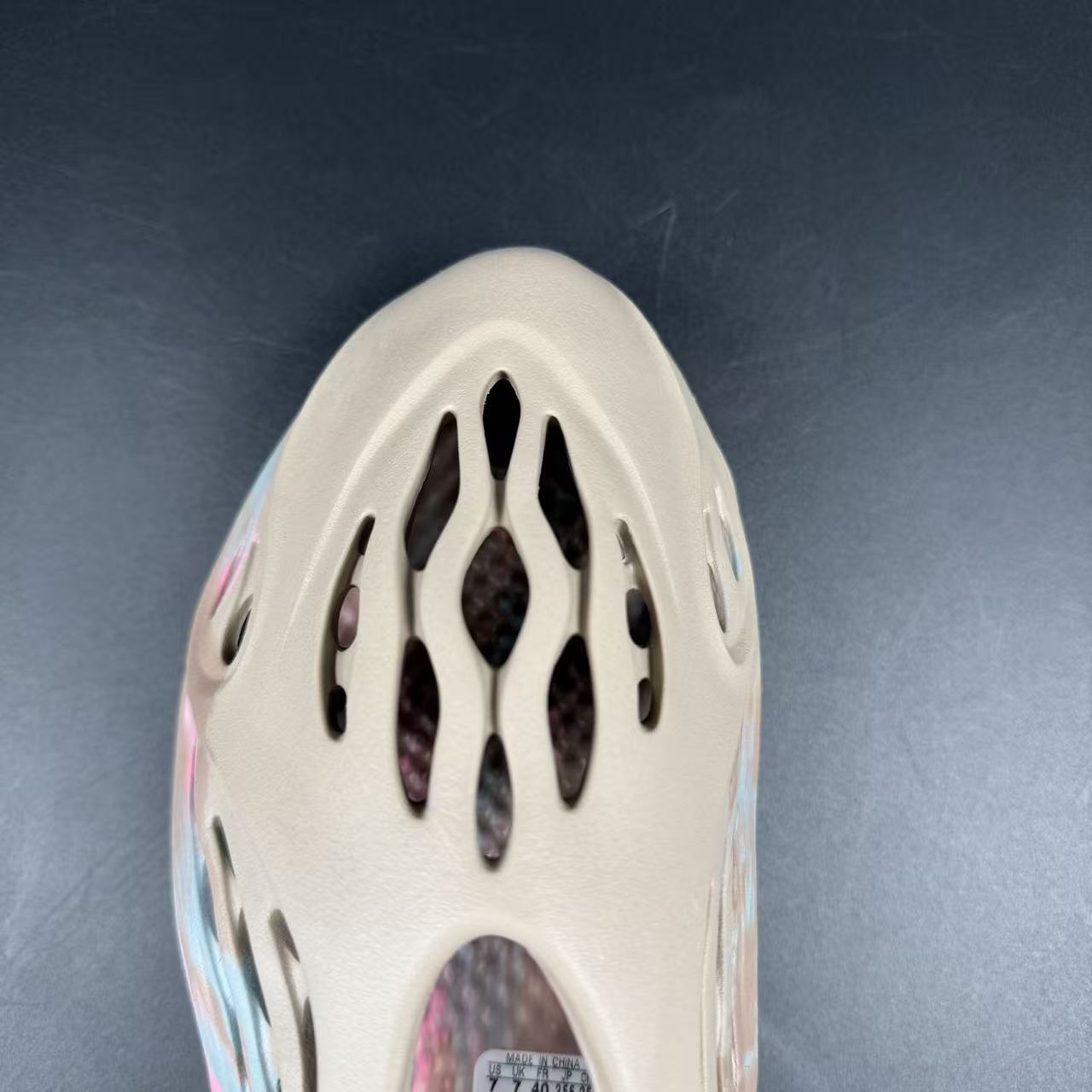 YEEZY FOAM RNNR MX SAND GREY - Image 10