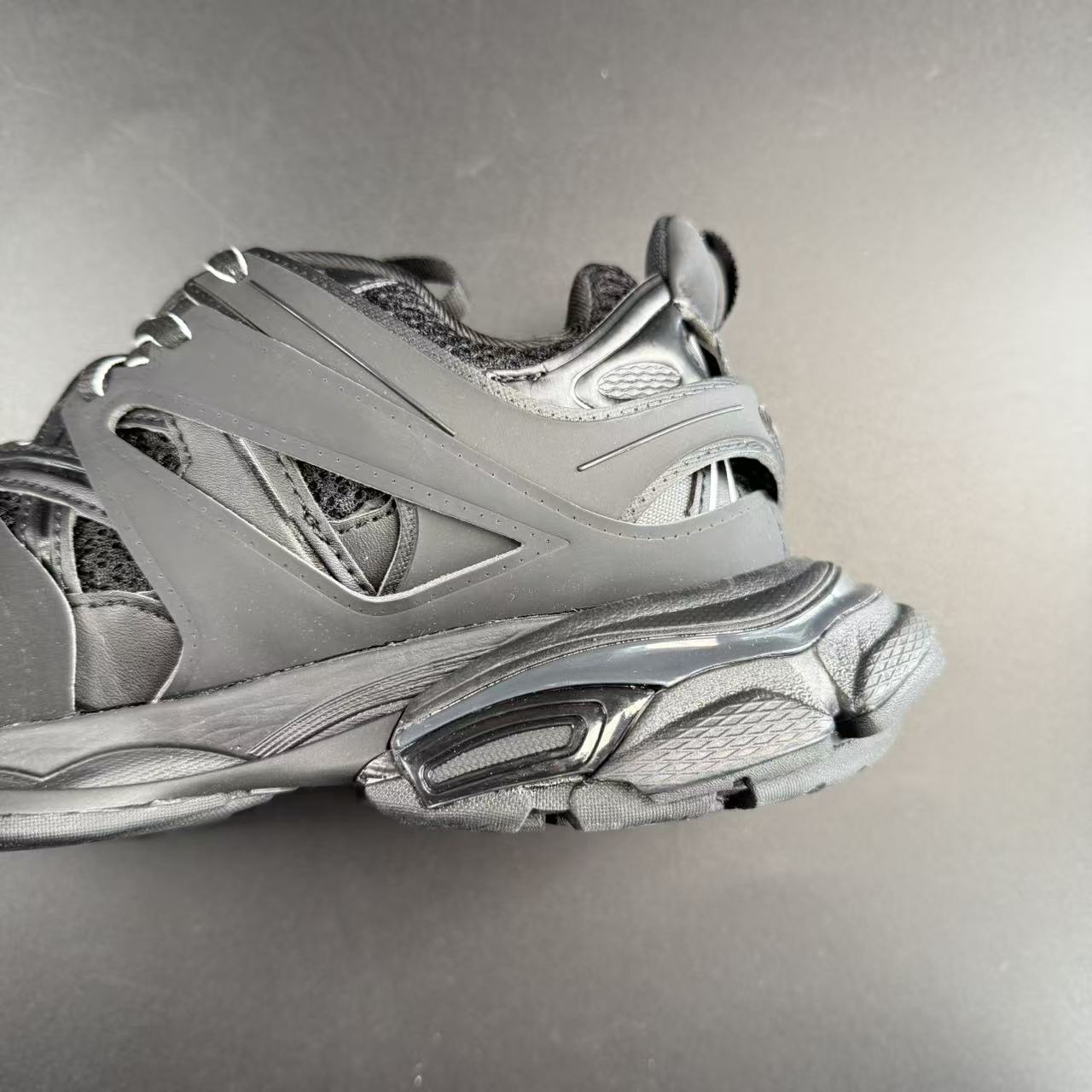Track Black - Image 11