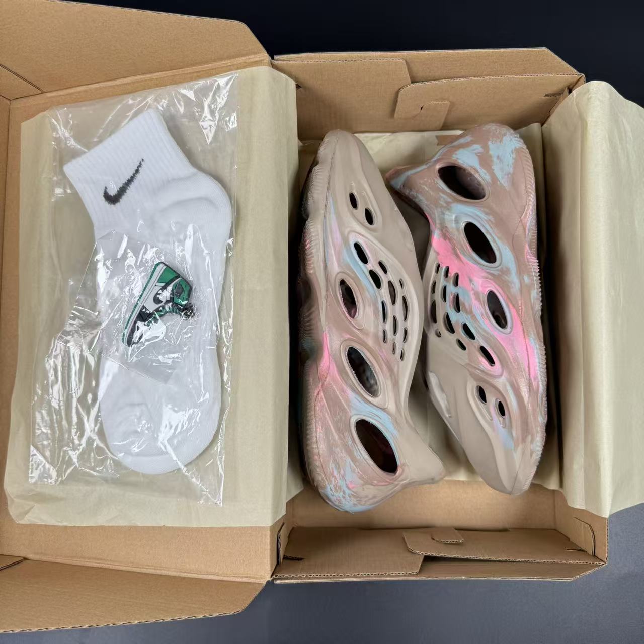 YEEZY FOAM RNNR MX SAND GREY - Image 3