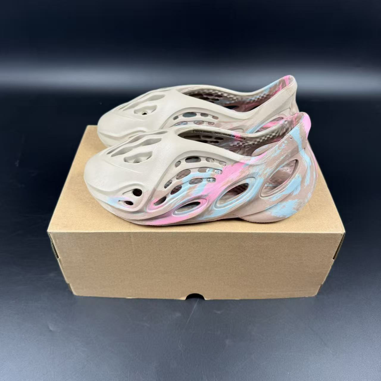 YEEZY FOAM RNNR MX SAND GREY - Image 4
